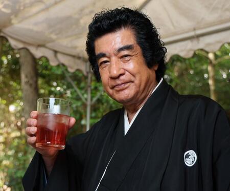 　「さるや」の「まめ豆茶」に舌鼓を打つ藤岡弘、（撮影・石井剣太郎）