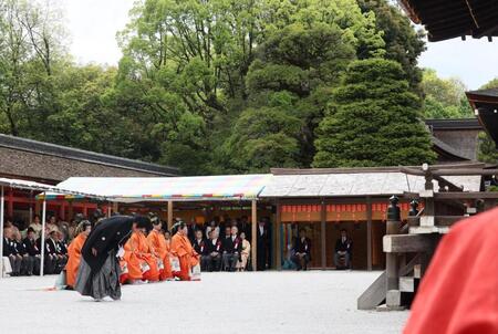 　「社頭の儀」に一般参列者の代表として臨む藤岡弘、＝撮影・石井剣太郎