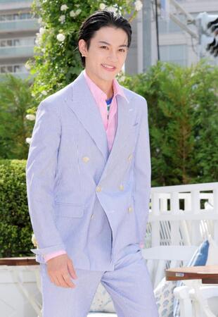 　ポーズをとる佐野勇斗（撮影・棚橋慶太）