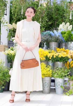 　ポーズをとる波瑠（撮影・棚橋慶太）