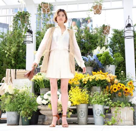 　ポーズをとる佐久間由衣（撮影・棚橋慶太）