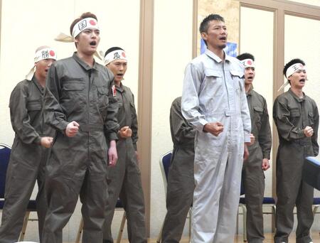 　奉納演舞の一部を披露する中山優馬（左）と岩永洋昭