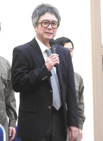 　あいさつする錦織一清