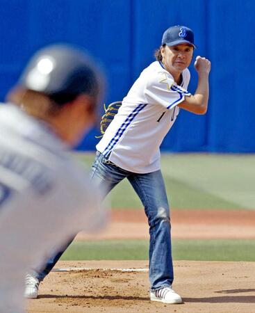 　始球式に登場した西城秀樹さん＝１０年５月