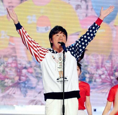 　ヤングマンを熱唱する西城秀樹さん＝１２年８月