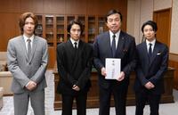 　（左から）神宮寺勇太、三宅健、馳浩石川県知事、北山宏光