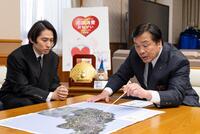 　石川県庁を訪問した（左の）三宅健