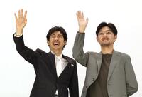 　手を振る大泉洋（左）と松田龍平（撮影・佐々木彰尚）