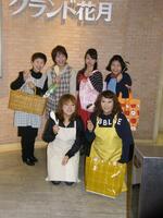 　主婦キャンペーンの製作会見に出席した（前列左から）海原やすよ、ともこ（後列左から）若井みどり、浅香あき恵、未知やすえ、島田珠代＝１１年２月