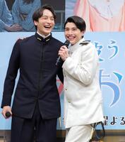 　小関裕太（左）に締めの一言を指摘され、照れる本田響矢（撮影・吉澤敬太）