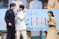 　小関裕太（左）からひそひそ話でコメントの仕方を教えてもらう本田響矢。右は小川彩（撮影・吉澤敬太）