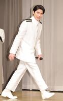 　海軍の制服姿で登壇した本田響矢（撮影・吉澤敬太）