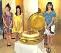 　羅針盤ケーキにびっくりする山口智子、西内まりや、成海璃子＝０８年３月