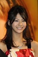 　集まったファンに笑顔を見せる西内まりや＝２０年４月