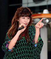 　ライブで盛り上げる西内まりや＝１６年１０月