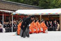 　「社頭の儀」に一般参列者の代表として臨む藤岡弘、（撮影・石井剣太郎）