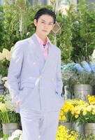 　ポーズをとる佐野勇斗（撮影・棚橋慶太）