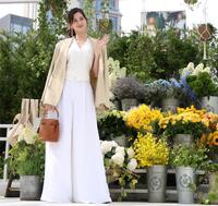 　手を振る中条あやみ（撮影・棚橋慶太）