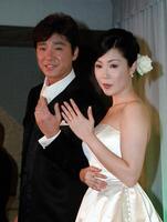 　結婚披露宴を行った西城秀樹さんと美紀夫人＝２００１年７月