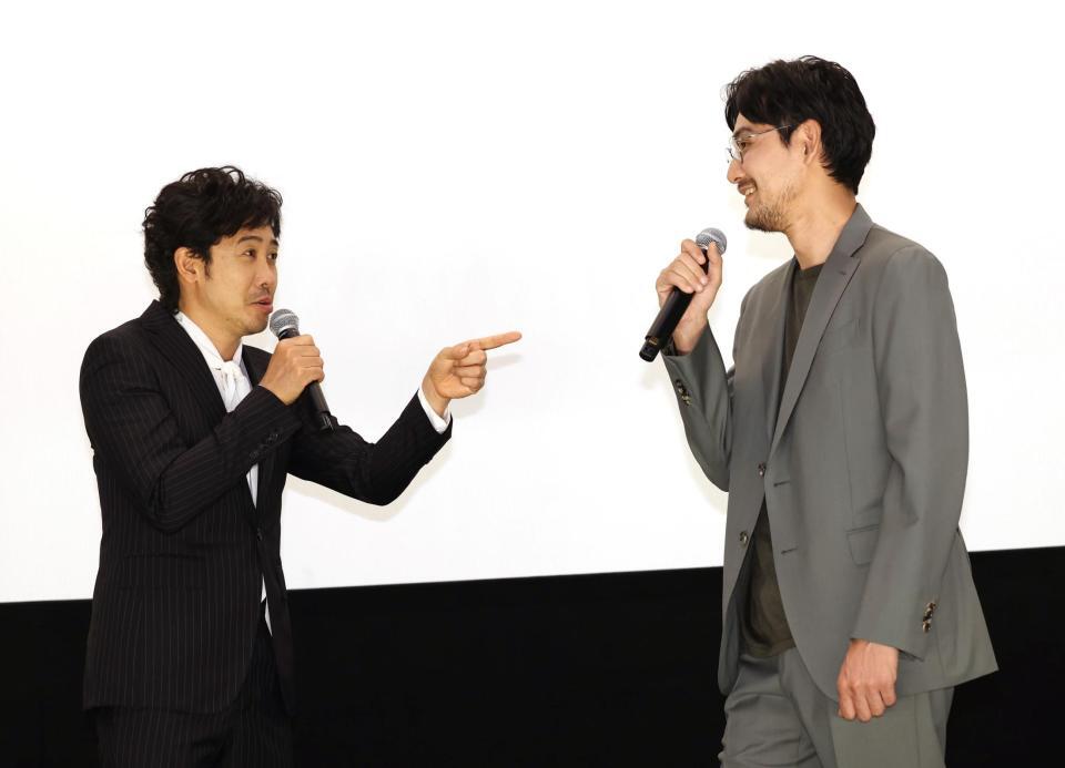 　舞台あいさつに登場した大泉洋（左）と松田龍平（撮影・佐々木彰尚）