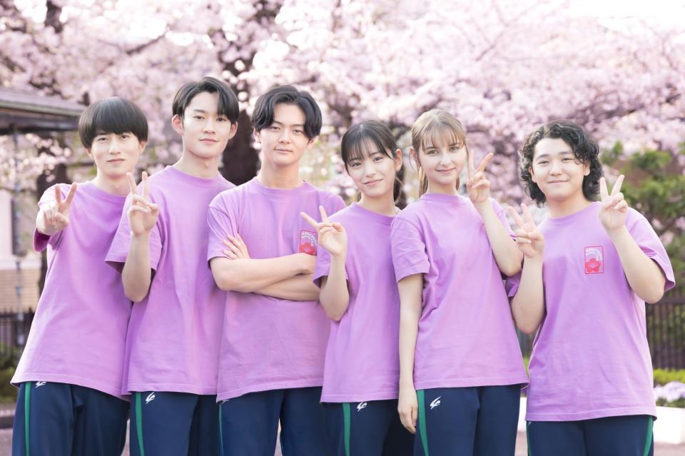 　梅園高校の生徒たち、（右から３番目の）當真あみ