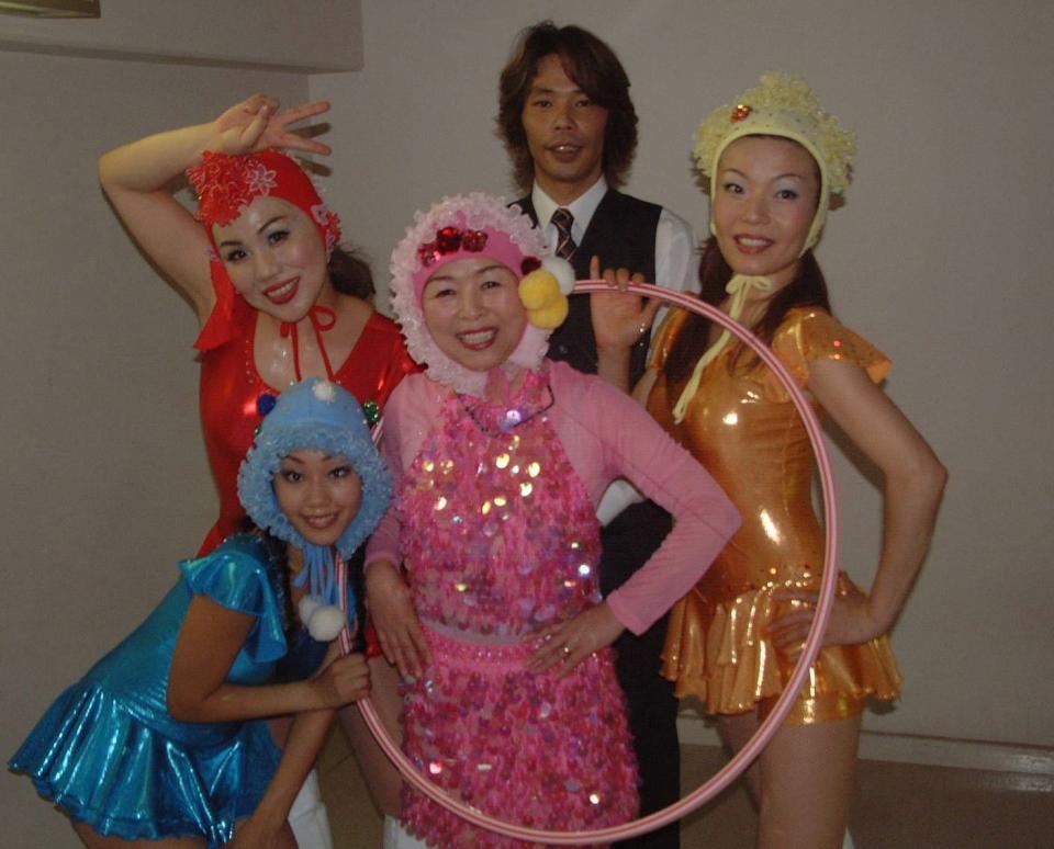 　ショーガール姿を披露する若井みどり＝２００５年