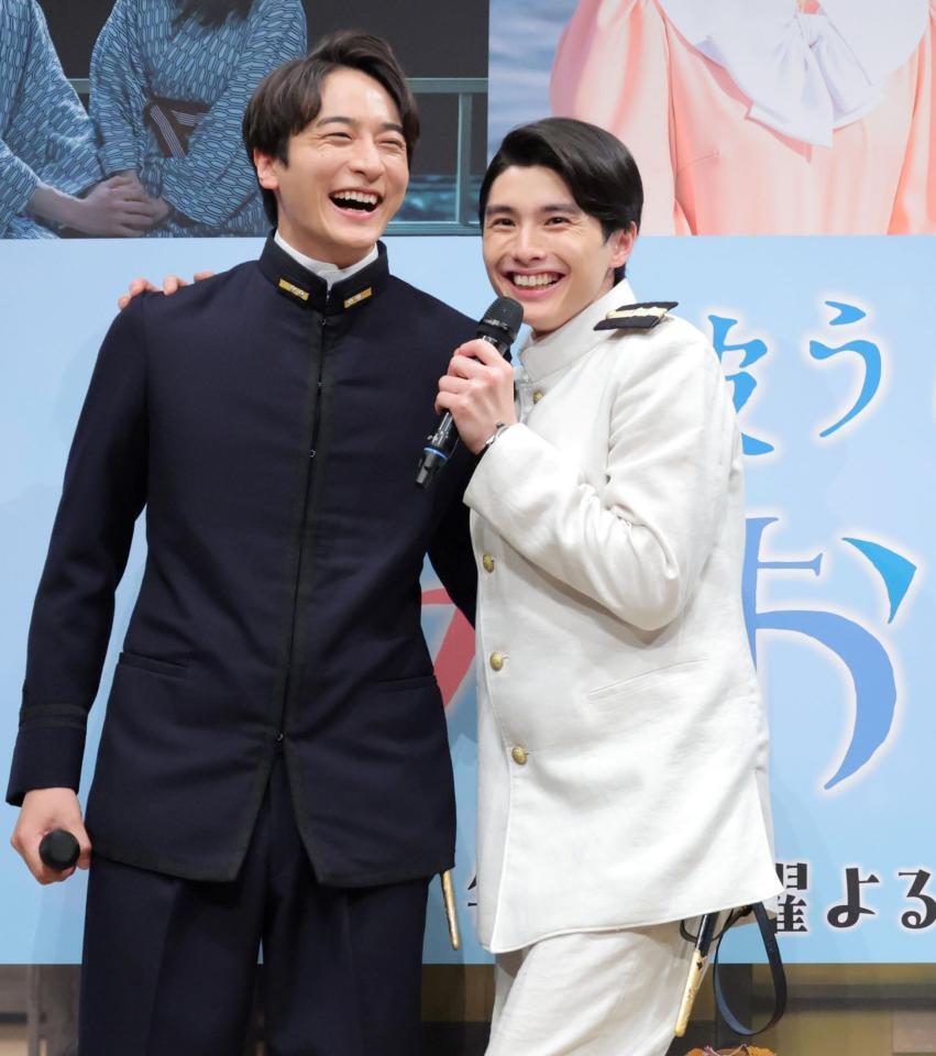 　小関裕太（左）に締めの一言を指摘され、照れる本田響矢（撮影・吉澤敬太）