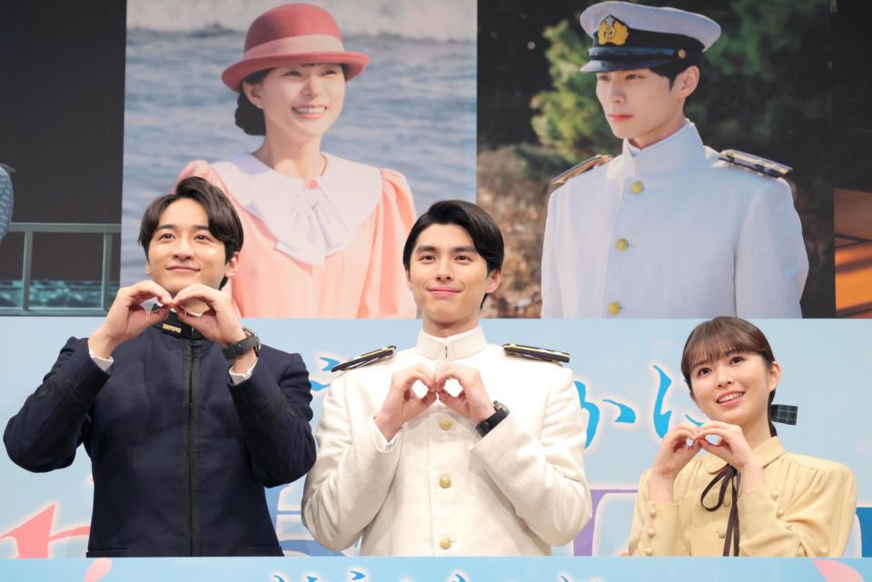 ほほ笑む（左から）小関裕太、本田響矢、小川彩＝フジテレビ（撮影・吉澤敬太）