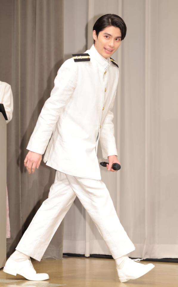 　海軍の制服姿で登壇した本田響矢（撮影・吉澤敬太）