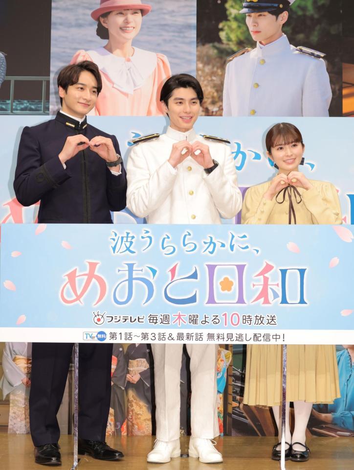 笑顔を見せる（左から）小関裕太、本田響矢、小川彩＝フジテレビ（撮影・吉澤敬太）