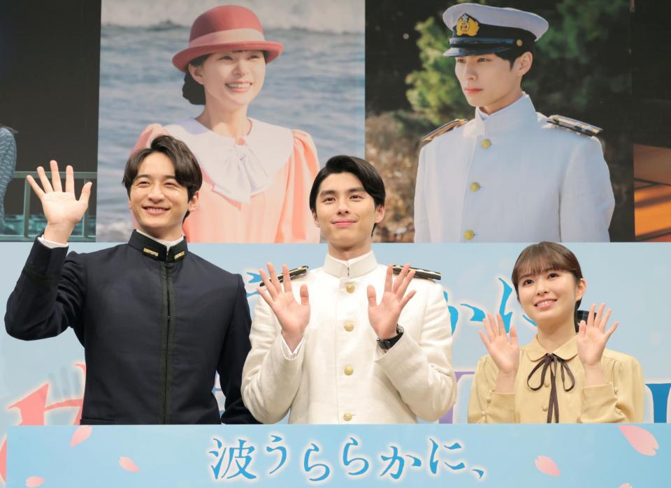 　手を振る（左から）小関裕太、本田響矢、小川彩（撮影・吉澤敬太）