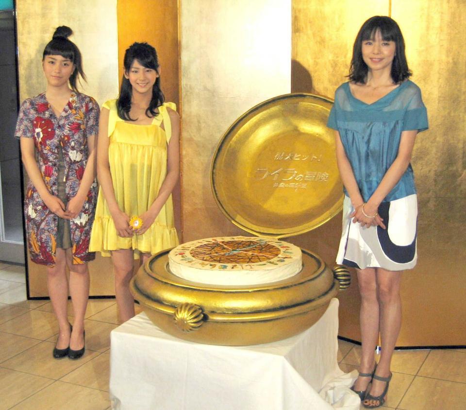 　羅針盤ケーキにびっくりする山口智子、西内まりや、成海璃子＝０８年３月