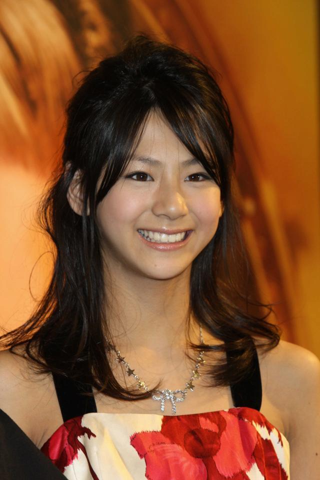 　集まったファンに笑顔を見せる西内まりや＝２０年４月