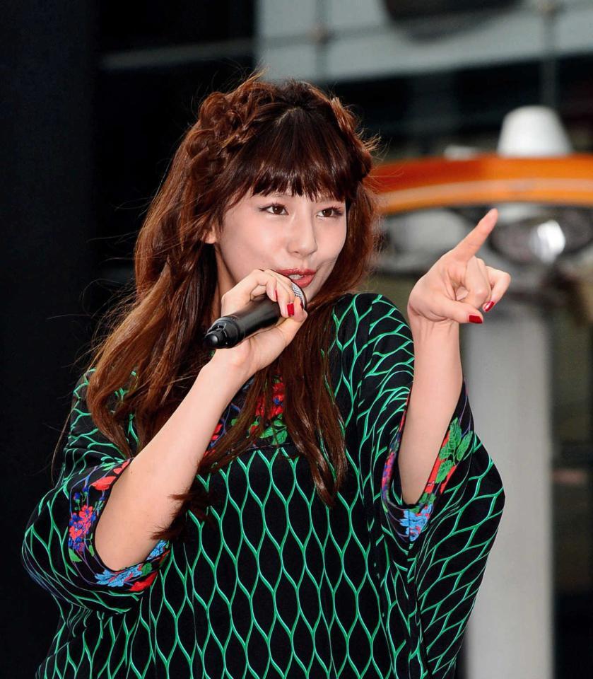 　ライブで盛り上げる西内まりや＝１６年１０月