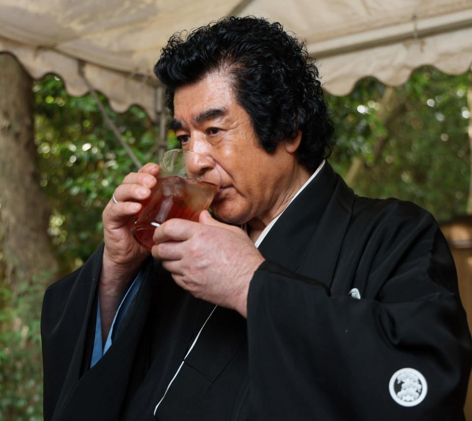 　「さるや」の「まめ豆茶」に舌鼓を打つ藤岡弘、（撮影・石井剣太郎）