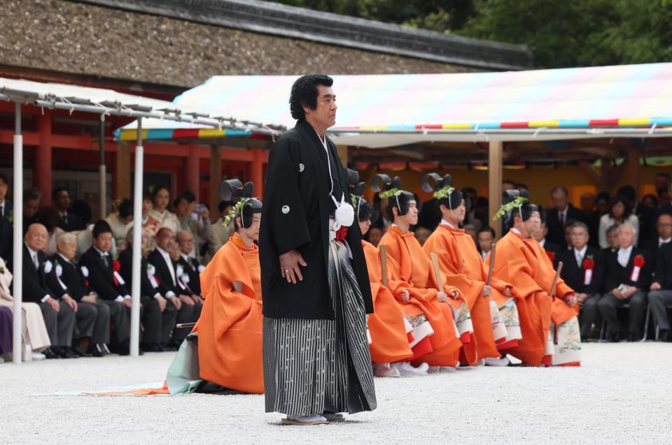 　「社頭の儀」に一般参列者の代表として臨む藤岡弘、＝撮影・石井剣太郎