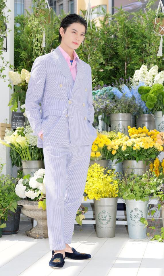 　ポーズをとる佐野勇斗（撮影・棚橋慶太）