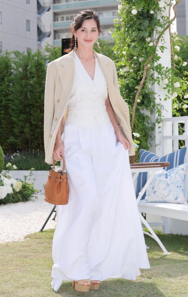 　ポーズをとる中条あやみ（撮影・棚橋慶太）