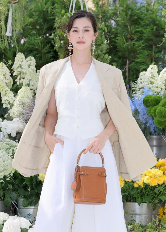 　ポーズをとる中条あやみ（撮影・棚橋慶太）