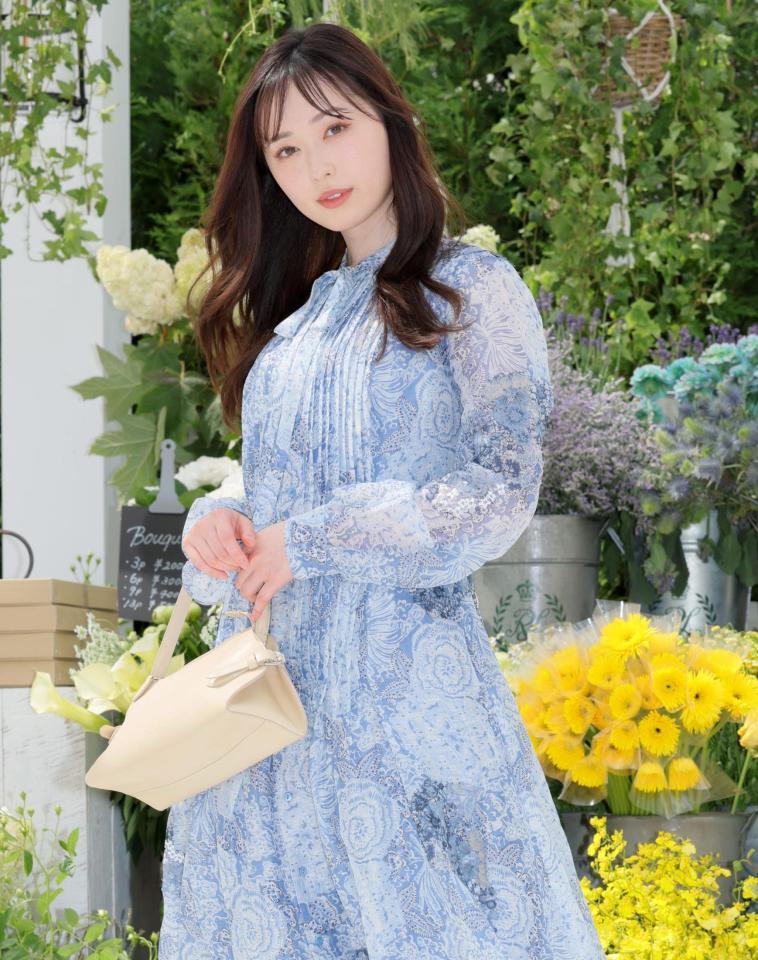 　ポーズをとる福原遥（撮影・棚橋慶太）