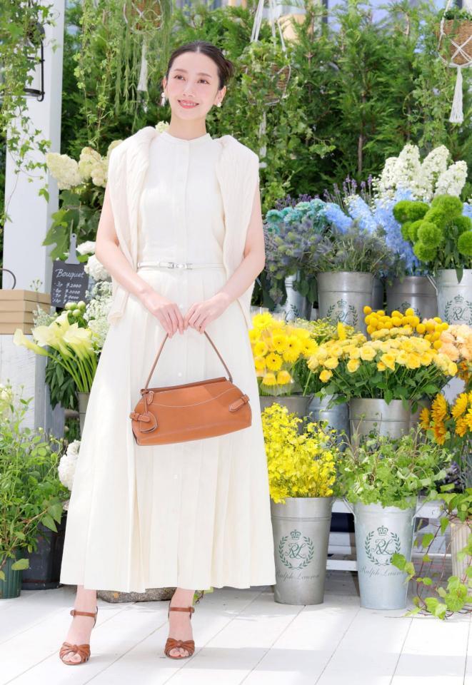 　ポーズをとる波瑠（撮影・棚橋慶太）