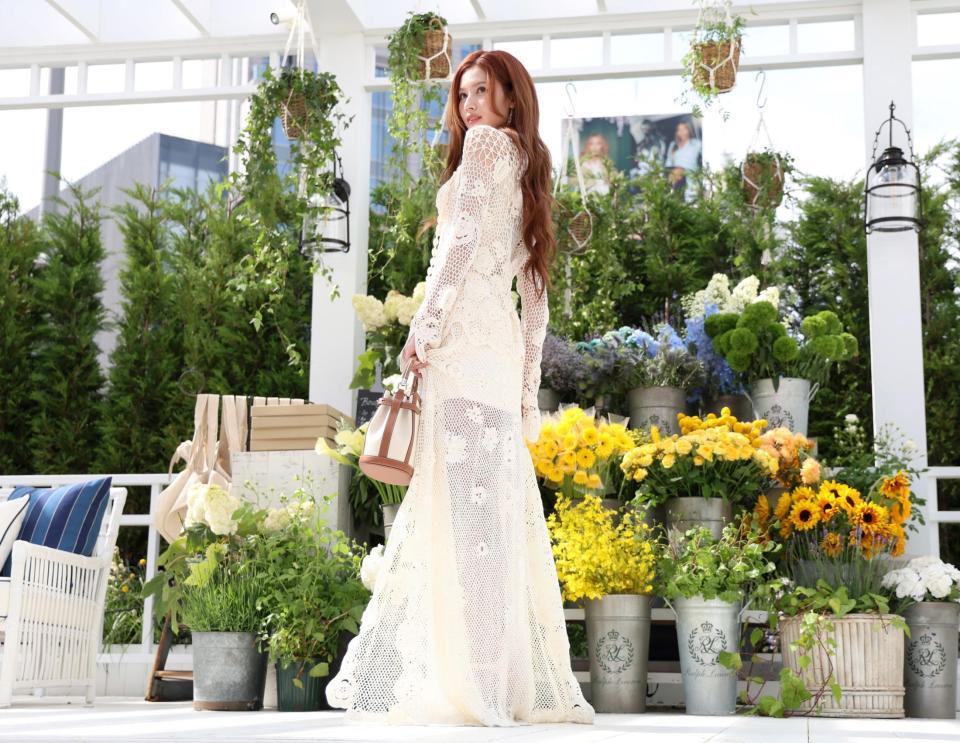 　ポーズをとるＳＡＮＡ（撮影・棚橋慶太）