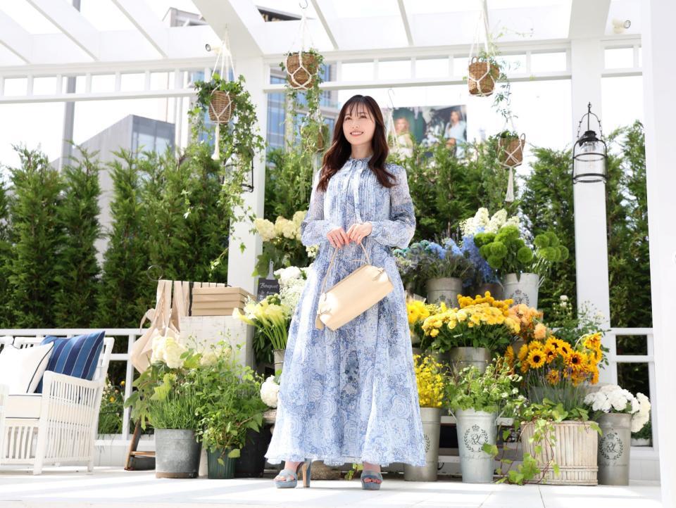 　ポーズをとる福原遥（撮影・棚橋慶太）