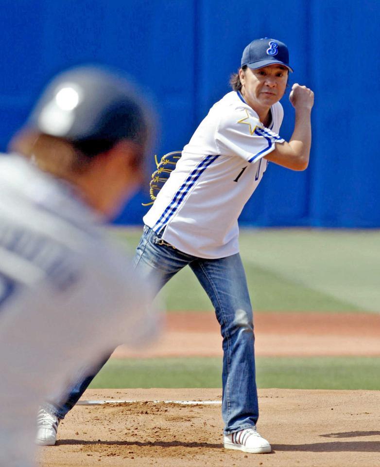 　始球式に登場した西城秀樹さん＝１０年５月