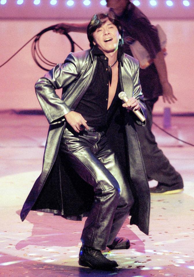 　紅白歌合戦で「傷だらけのローラ」を熱唱する西城秀樹さん＝９８年