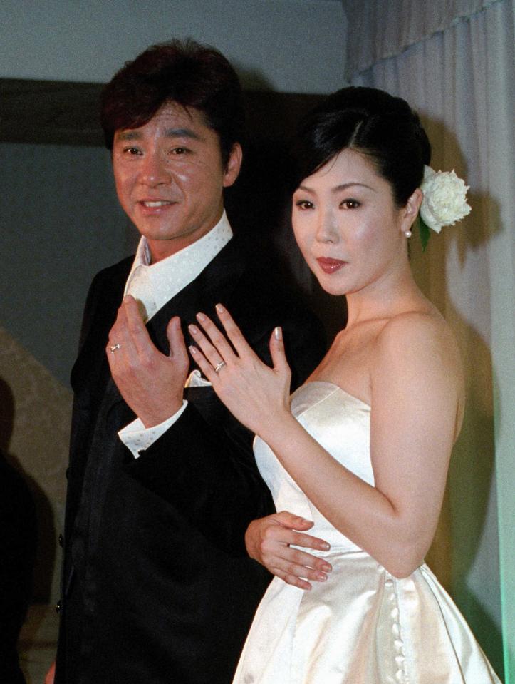 　結婚披露宴を行った西城秀樹さんと美紀夫人＝２００１年７月