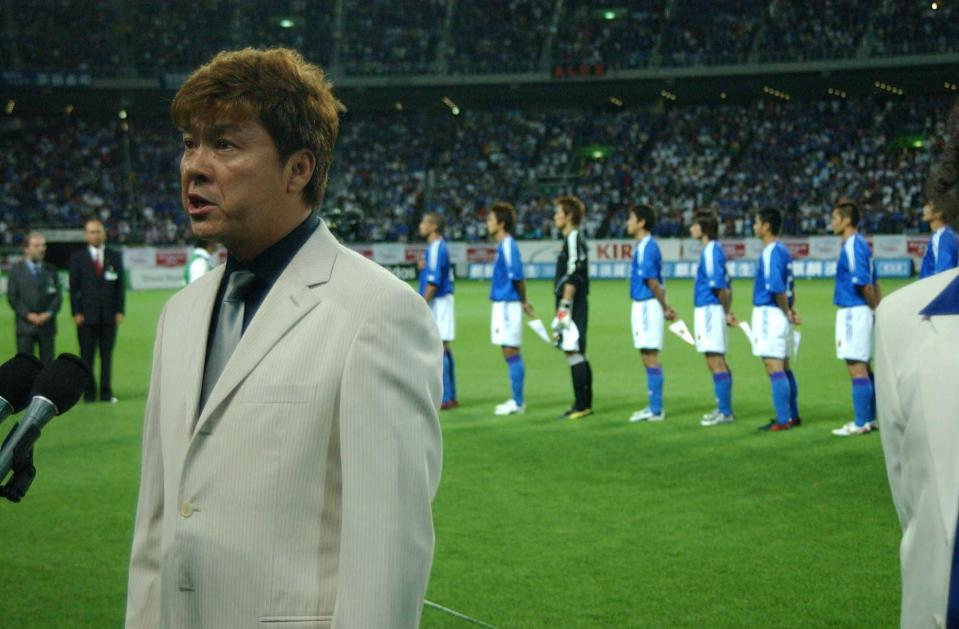 　君が代の独唱を行った西城秀樹さん＝２００４年