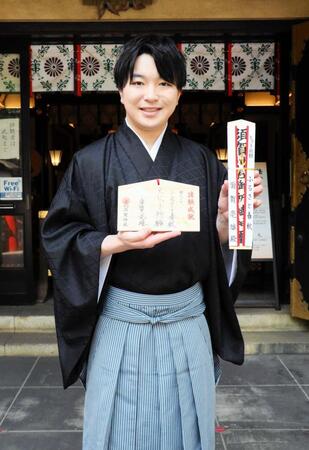 　デビュー曲のヒット祈願を行った須賀亮雄