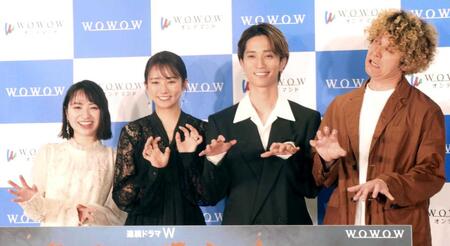 　ゾンビポーズを決める（左から）田牧そら、木村文乃、田中樹