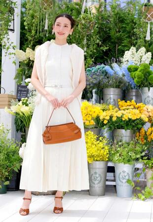 　ポーズをとる波瑠